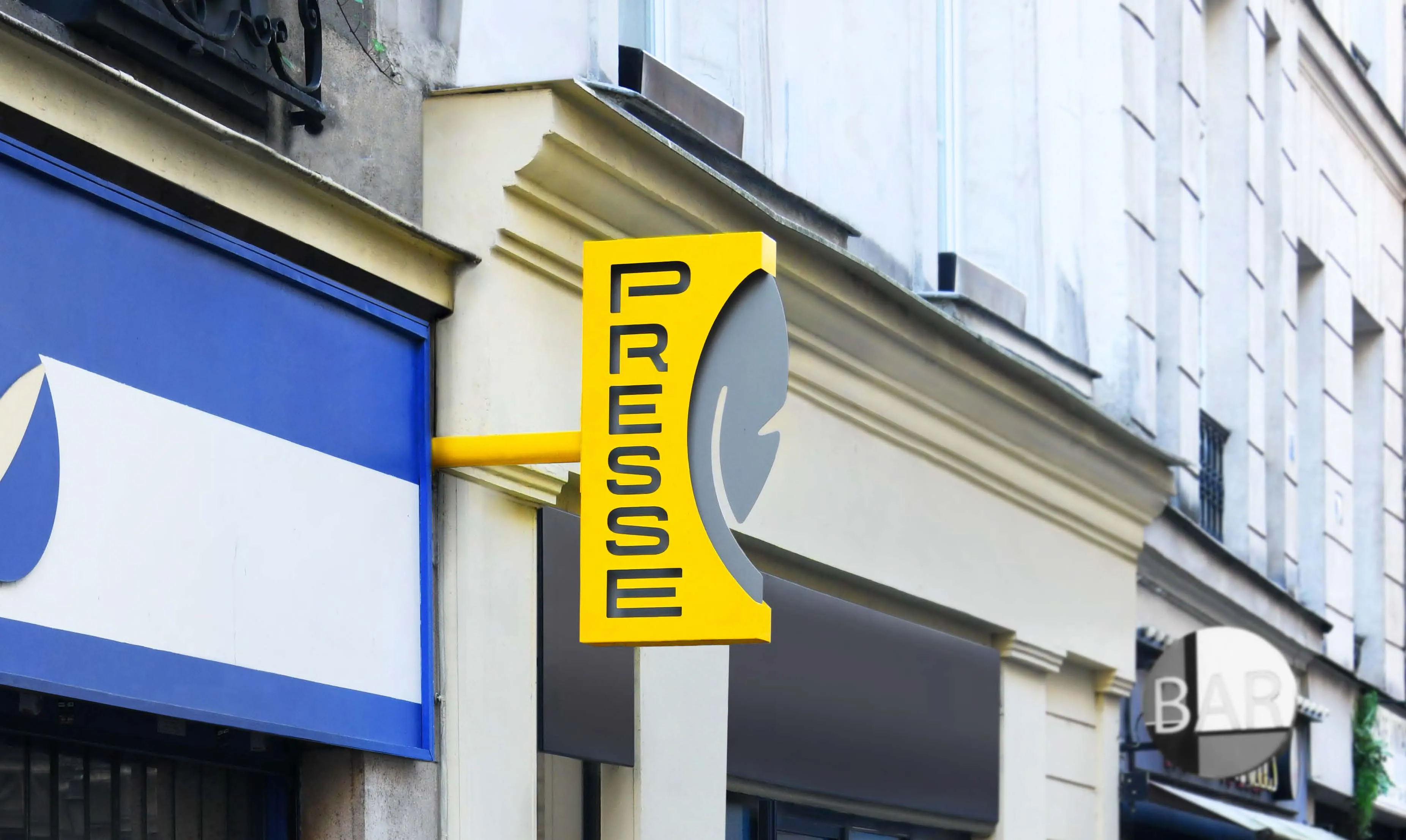 Nouvelle enseigne presse 2025 fixée sur la façade d’un buraliste, conforme aux réglementations.