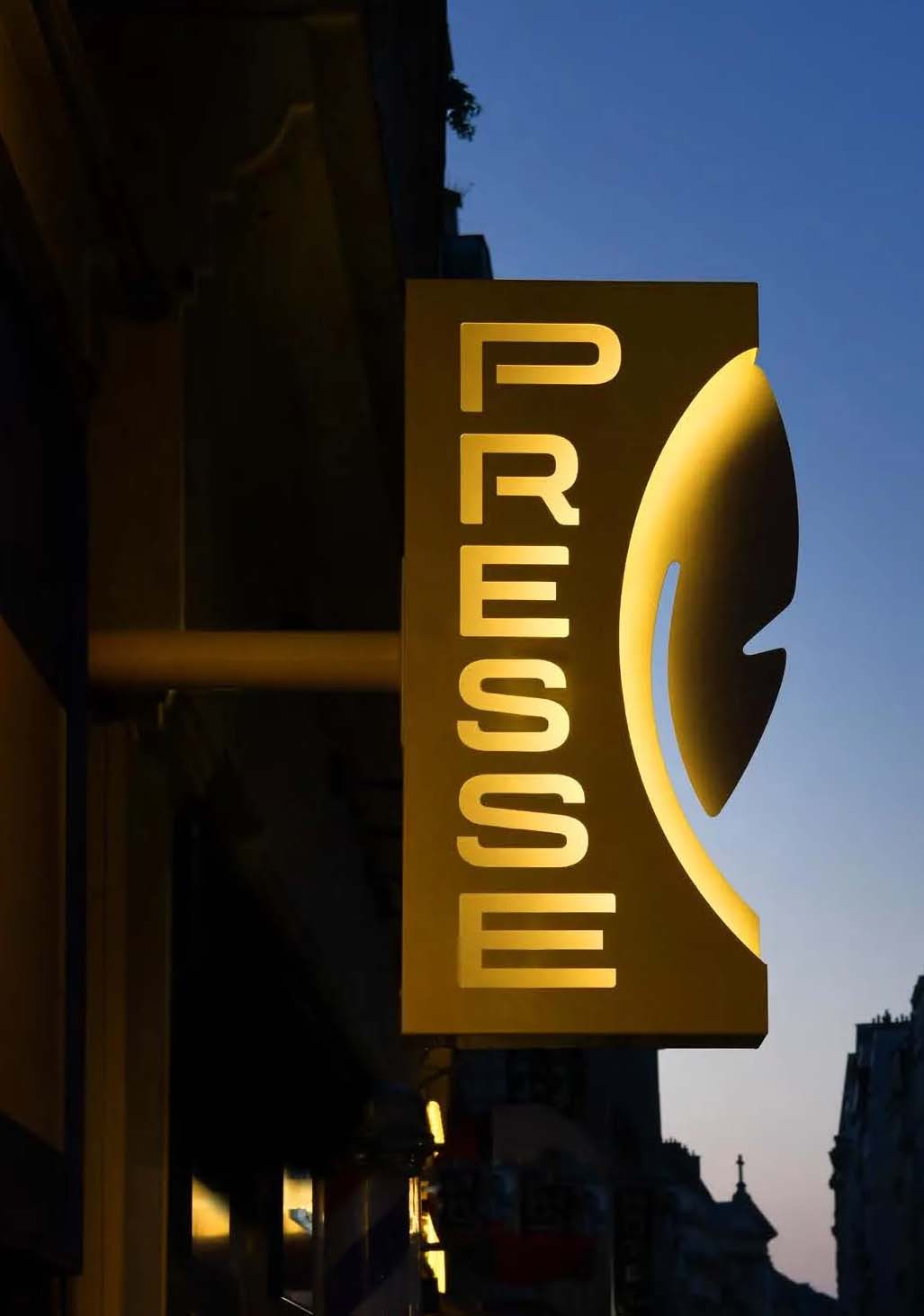 Nouvelle enseigne presse officielle 2025 lumineuse, installée de nuit pour une visibilité optimale des buralistes.