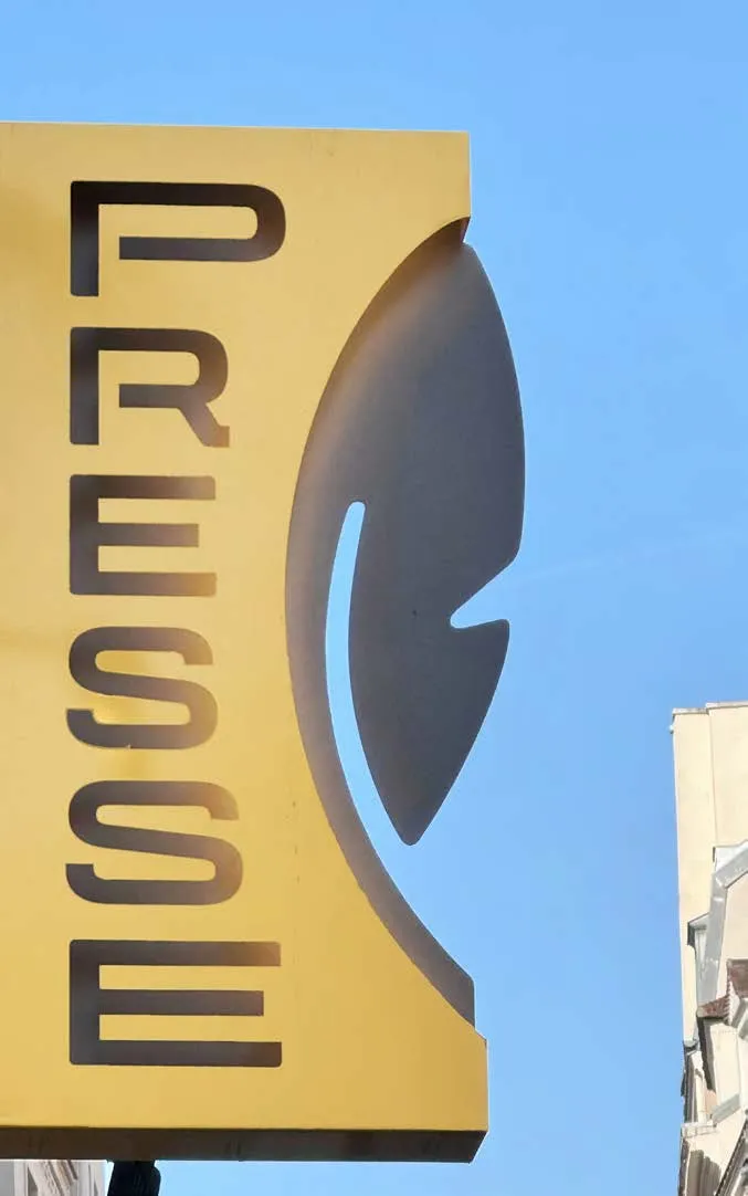 Nouvelle enseigne presse moderne 2025 pour buralistes et kiosques à journaux, installation rapide et durable.